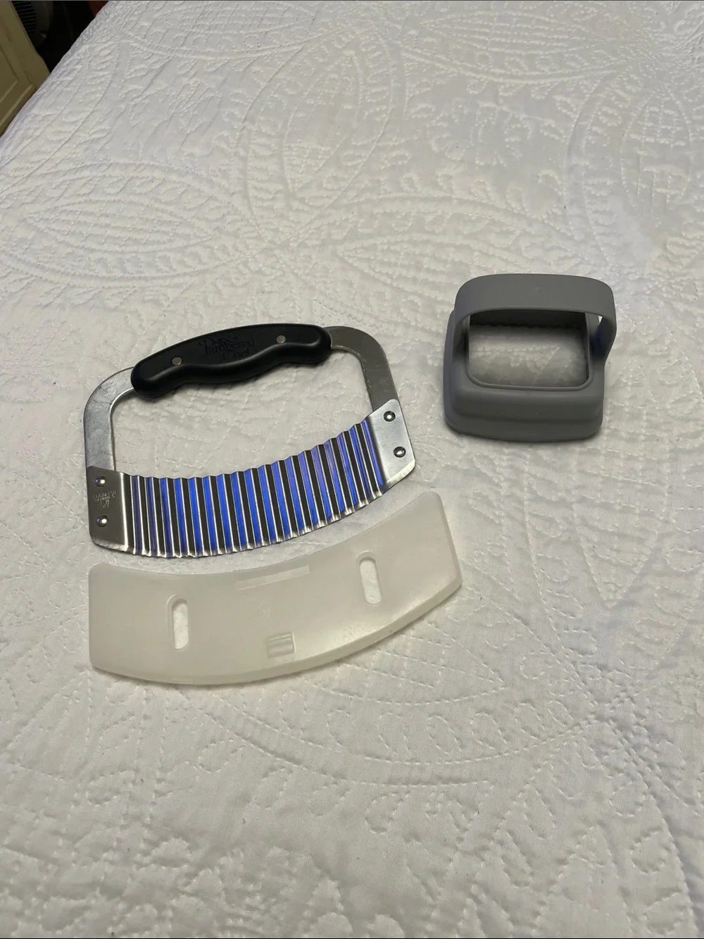 The Pampered Chef Lot of 2 Kitchen Gadgets Crinkle CUTTER & Cut-N-Seal Cutte